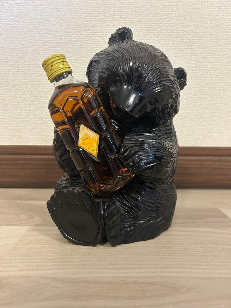 木彫り熊　サントリーミニ角瓶　古酒プレミアム抱え　未開栓