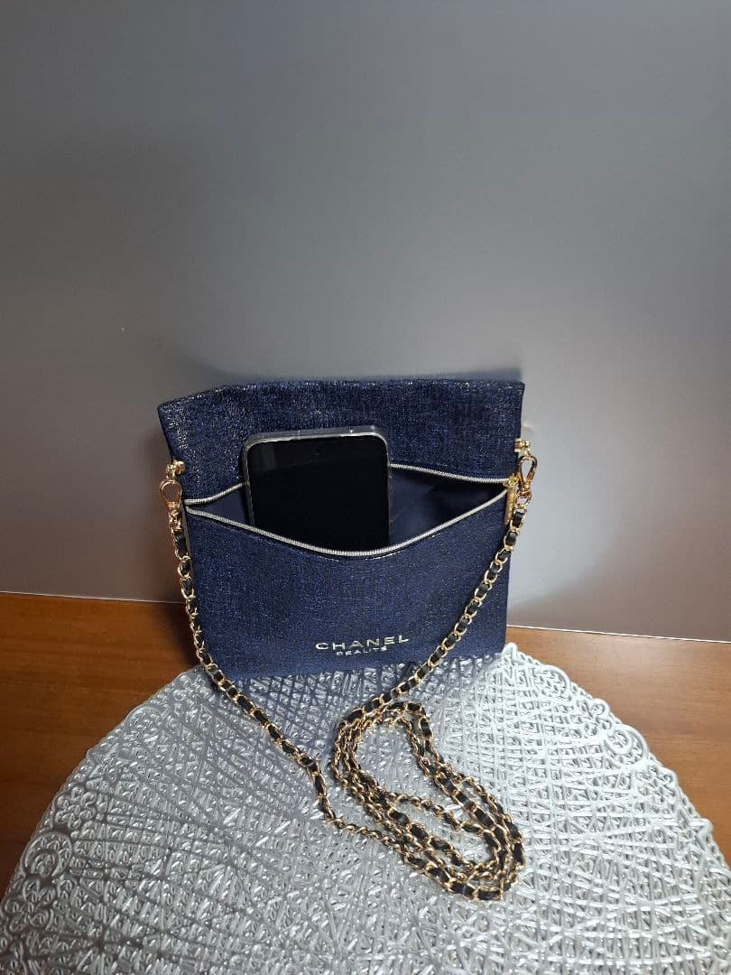 CHANEL 　ホリデー限定ポーチ　ネイビー　ノベルティ　斜め掛け
