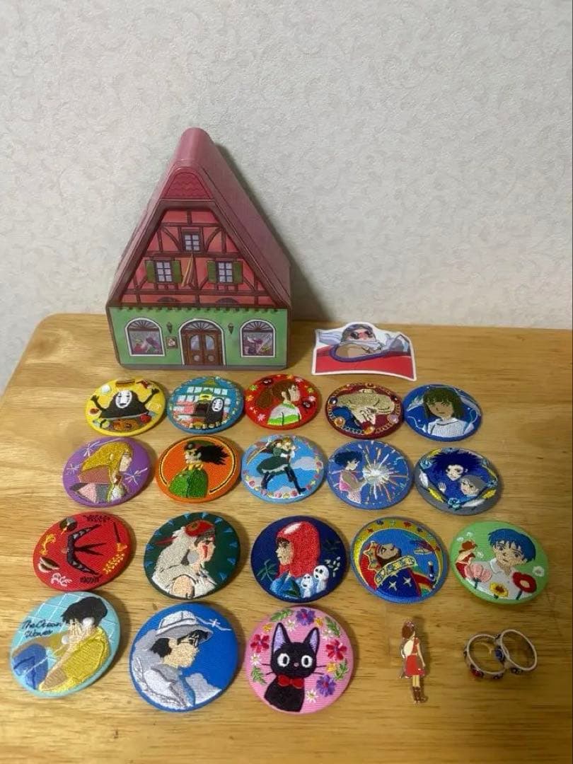 (美品) ジブリ 刺繍缶バッジ、空き缶、シール、ピンバッジ、ペアリングセット