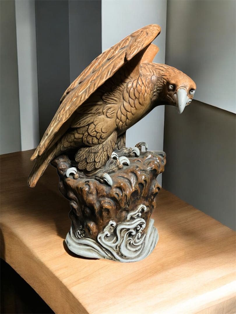 大迫力　精悍な鷹　陶器製　鋭い眼光や爪　睨みを効かす鷹
