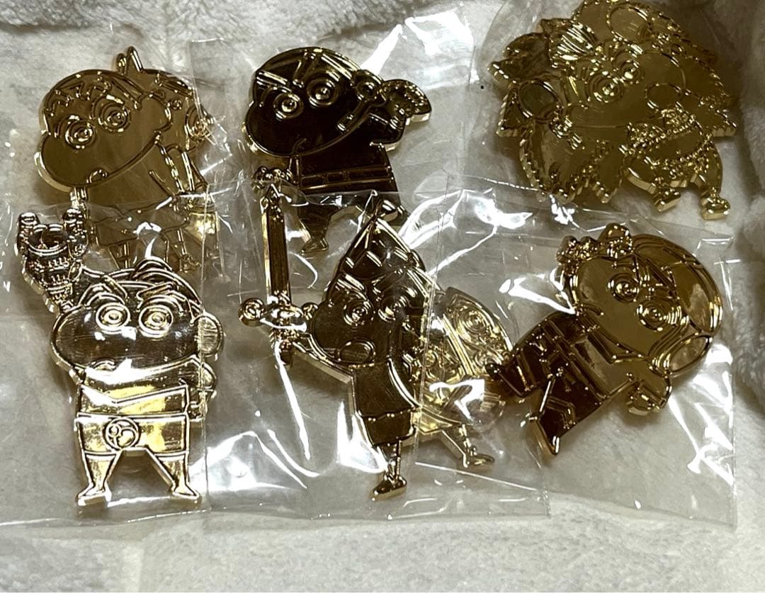 クレヨンしんちゃん　シネマパレード　金　特典　ピンズ　コンプリート　30種