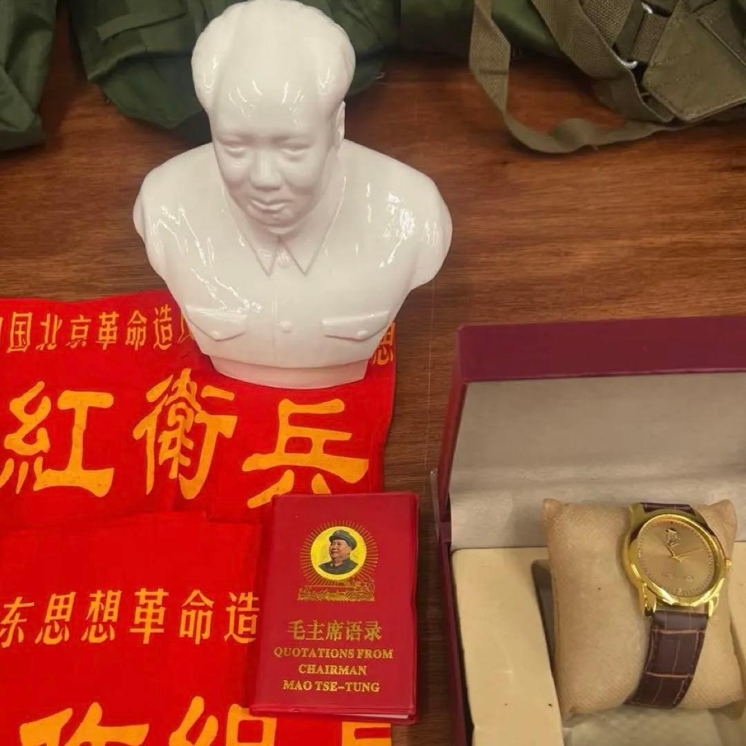 蔵出し　毛沢東主席像白磁と文革腕章、毛語録、毛バッチ、毛沢東記念軍時計6点セット