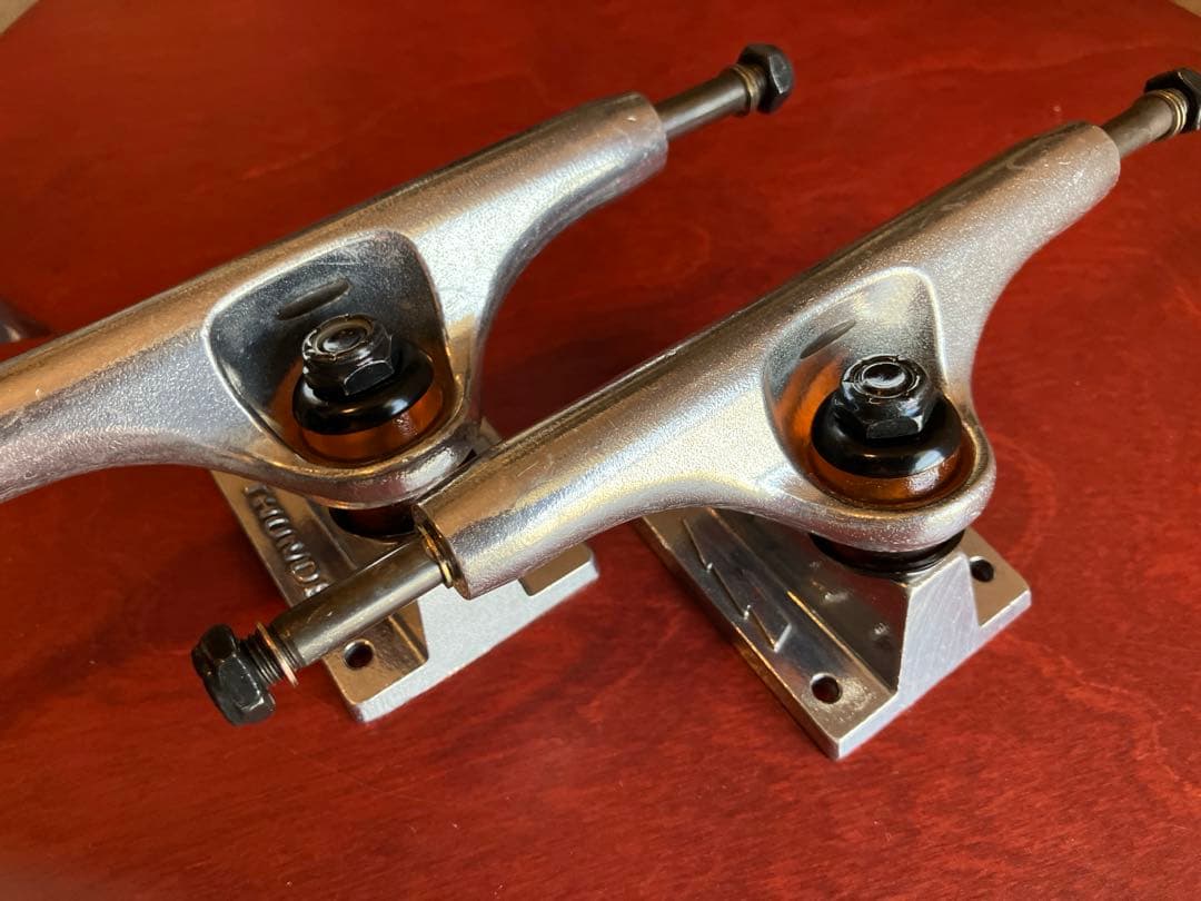 送料込 新品未使用THUNDER TRUCKS 148 HI 正規品本物です