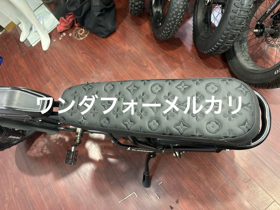 Super73カスタムシート(サイズ載せあり)、穴取り付け工事別途になります。