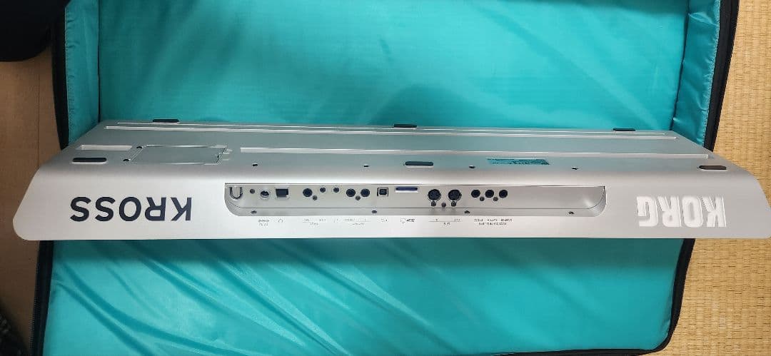 KORG KROSS2-61 SCホワイトシンセサイザー 本体と専用ケース