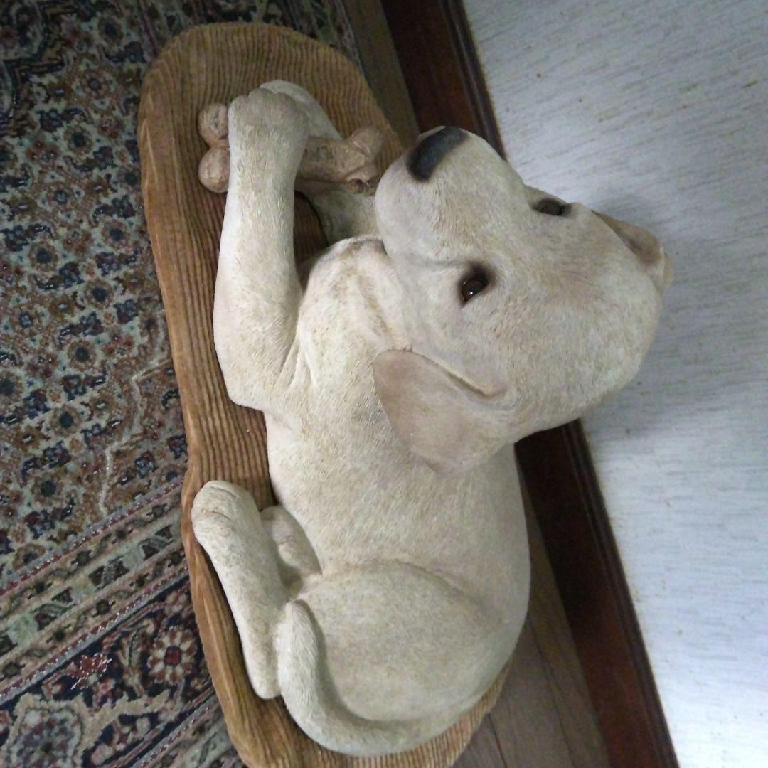 犬の彫刻 樹脂製 クリーム色
