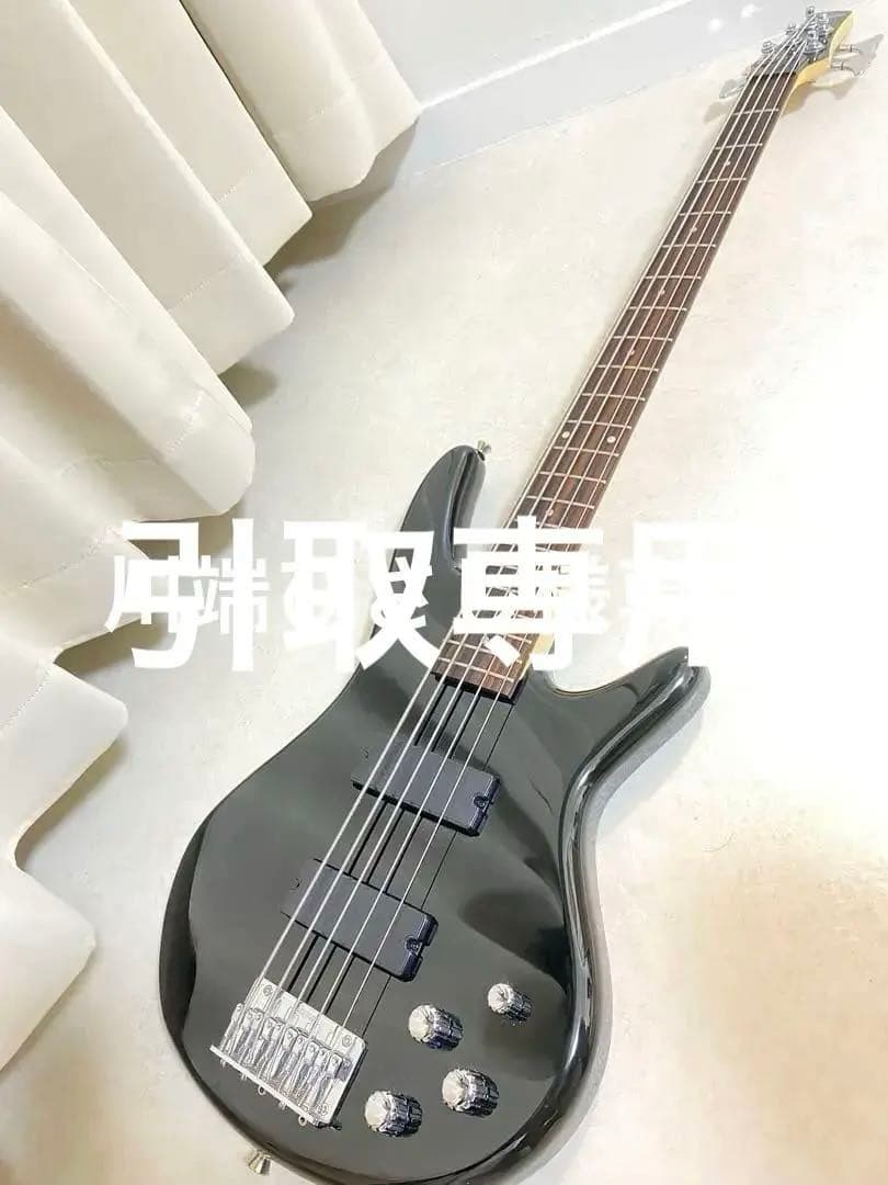 黒の4弦エレキベース