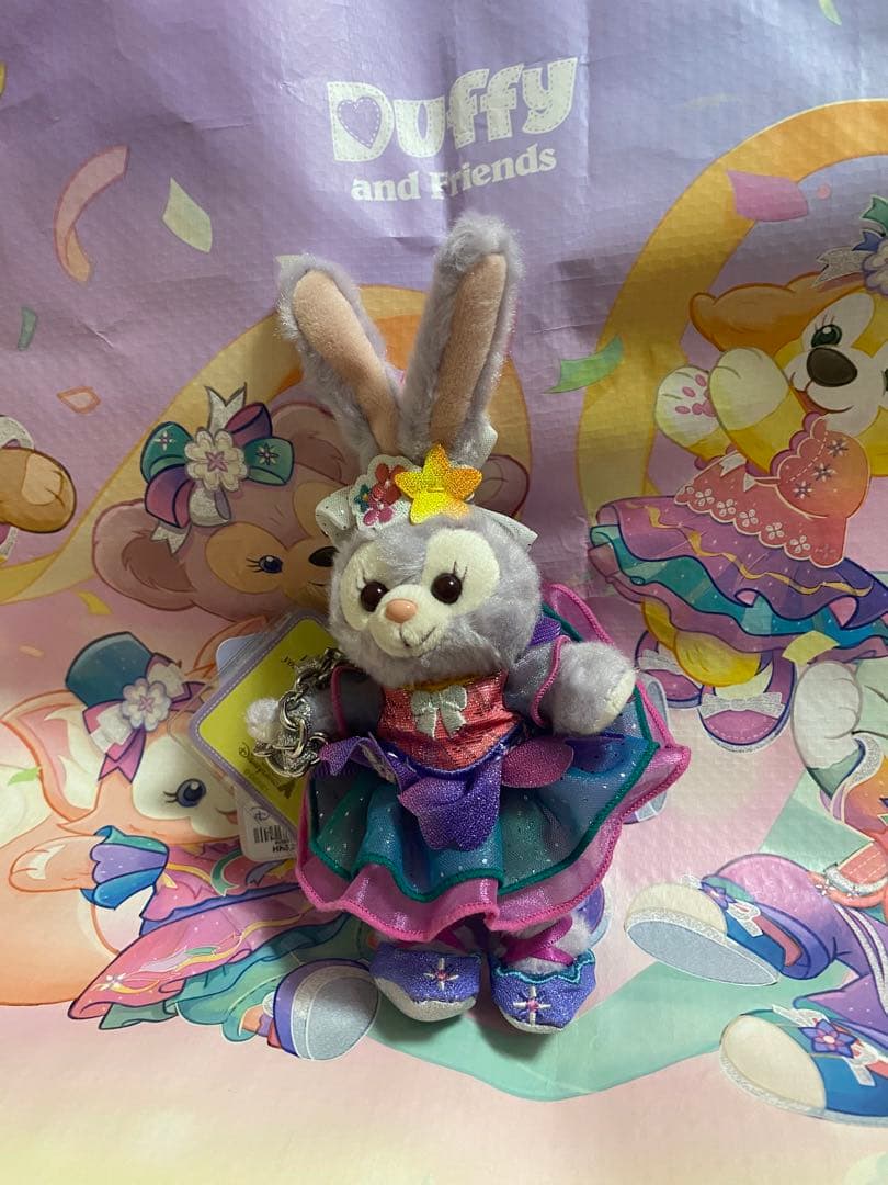 香港ディズニーランド20周年限定のコスチュームを着た限定のぬいぐるみ。