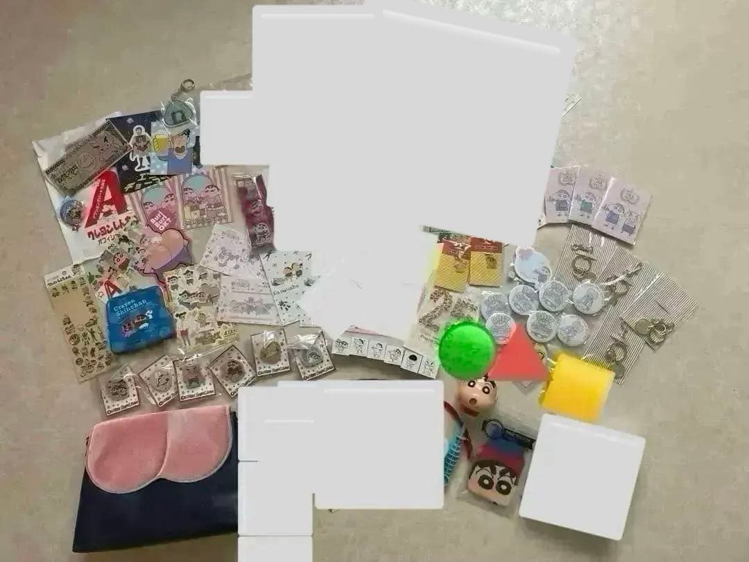 クレヨンしんちゃん グッズ ポストカード 缶バッジ キーホルダー ポーチ