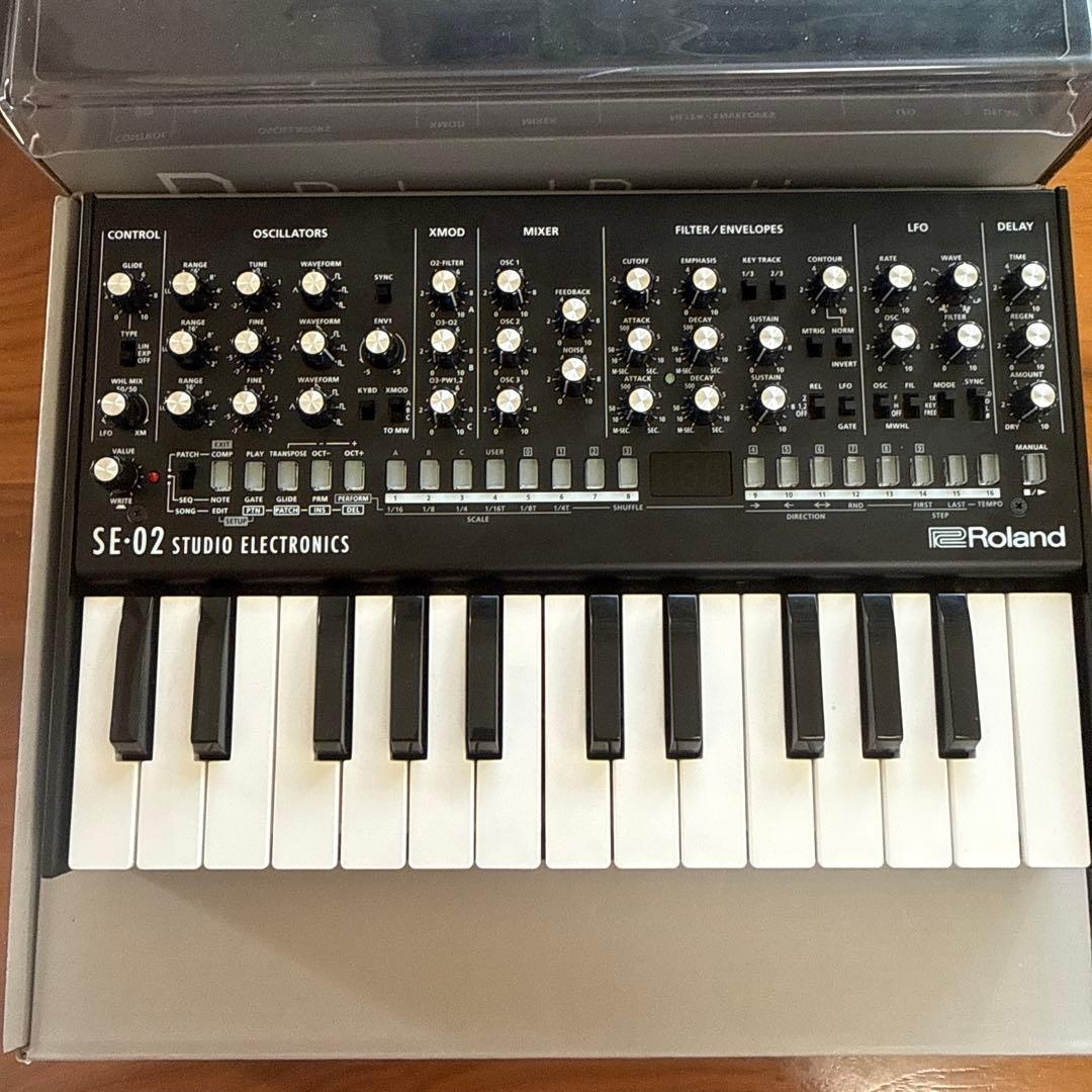 Roland SE-02 アナログシンセサイザーとデッキセーバー　A-01セット