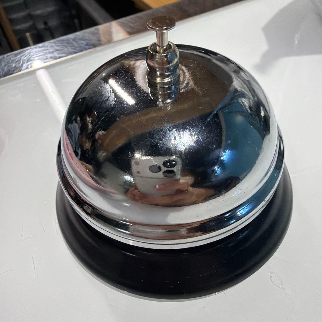 受付ベル シルバーと黒 金属製