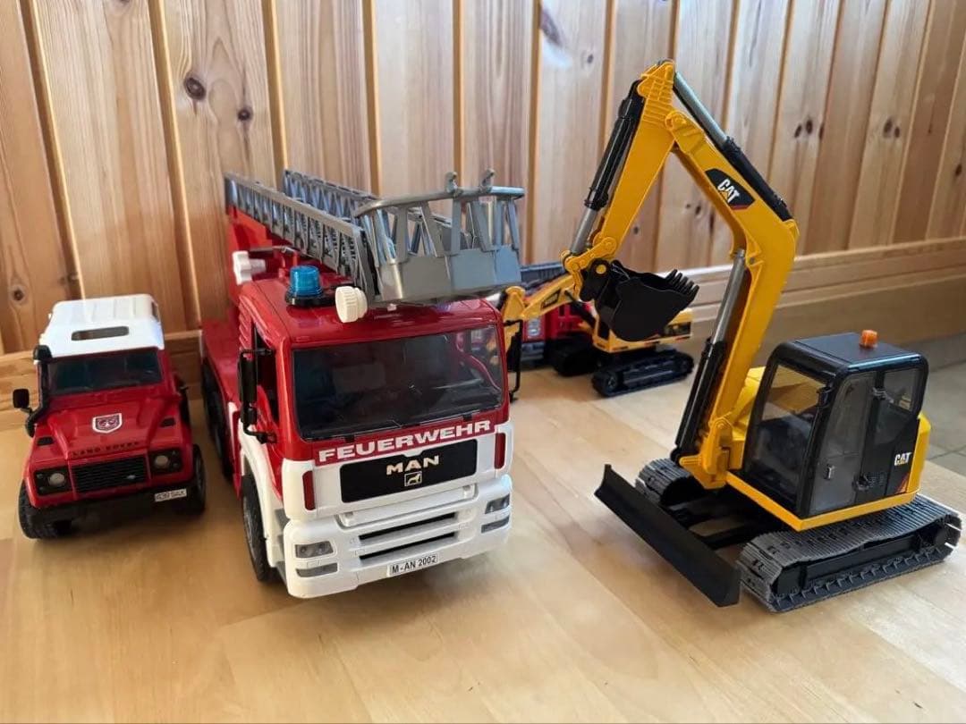 Bruder ブルーダー 消防車　ランドローバー　ショベルカー　おまけ付き