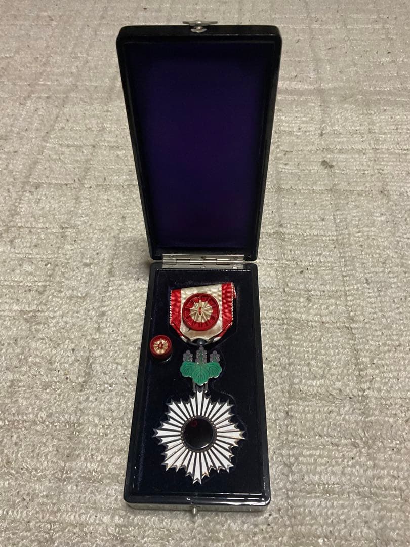 本物／勲四等旭日小授章。【昭和レトロ　美品　】。