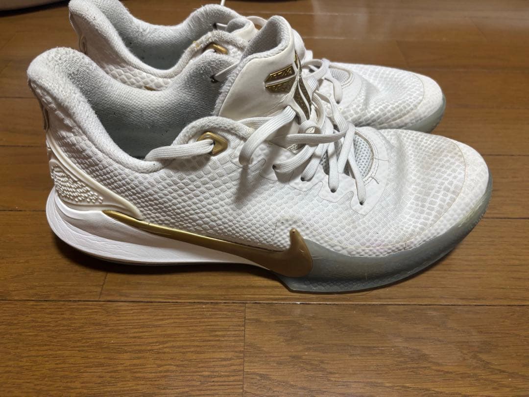 Nike Kobe マンバフォーカスバスケットボールシューズ ホワイトゴールド