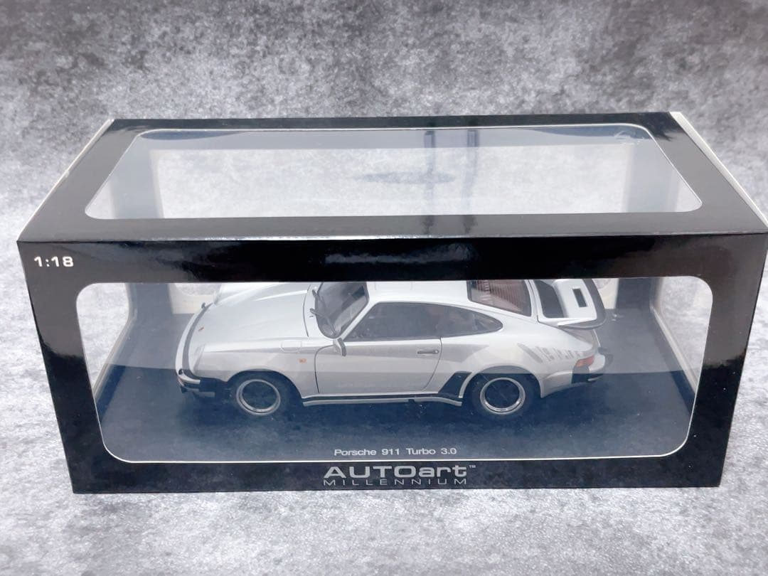 1/18 AUTOart ポルシェ 911 (930) 3.0 ターボ ミニカー