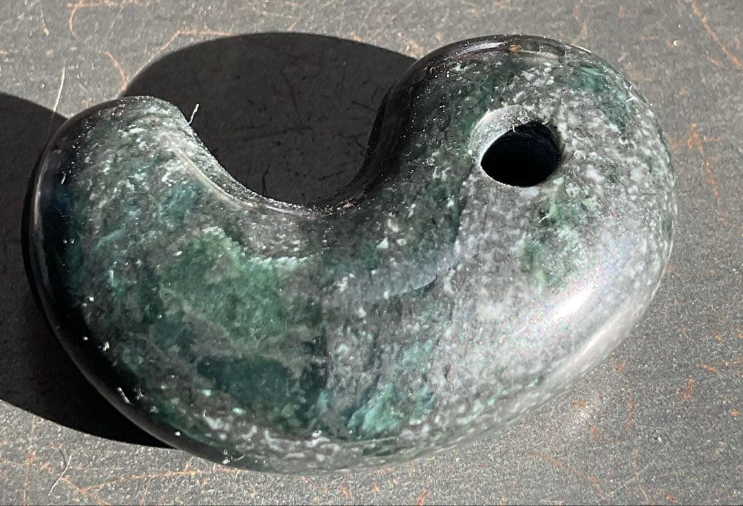 黒緑色　糸魚川翡翠勾玉17g 糸魚川　ヒスイ　ひすい　角閃石　出雲大社