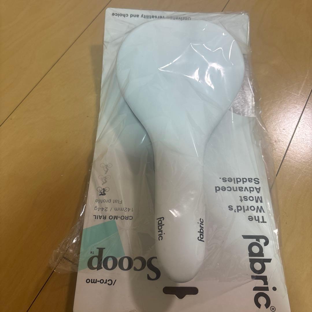 fabric Scoop サドル 142mm Cromo