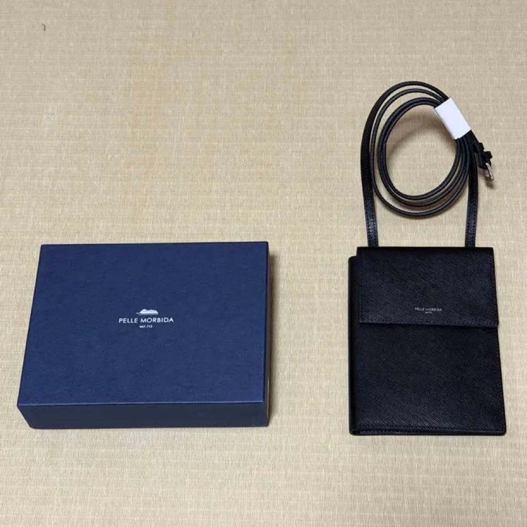 ペッレモルビダ パスポートケース ブラック　BARCA PMO-BA523