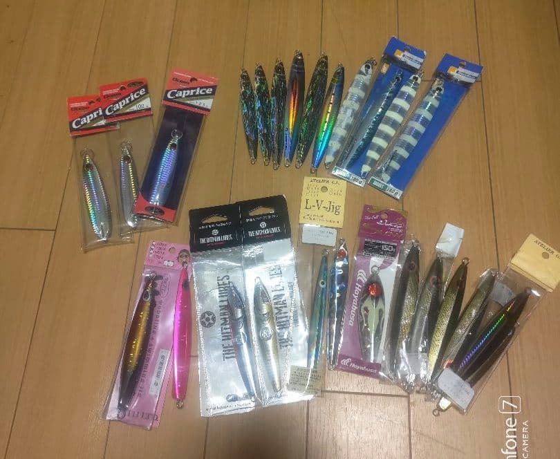 早く売りたいので、値下げ受付します。メタルジグ26本とバッカン25L付き