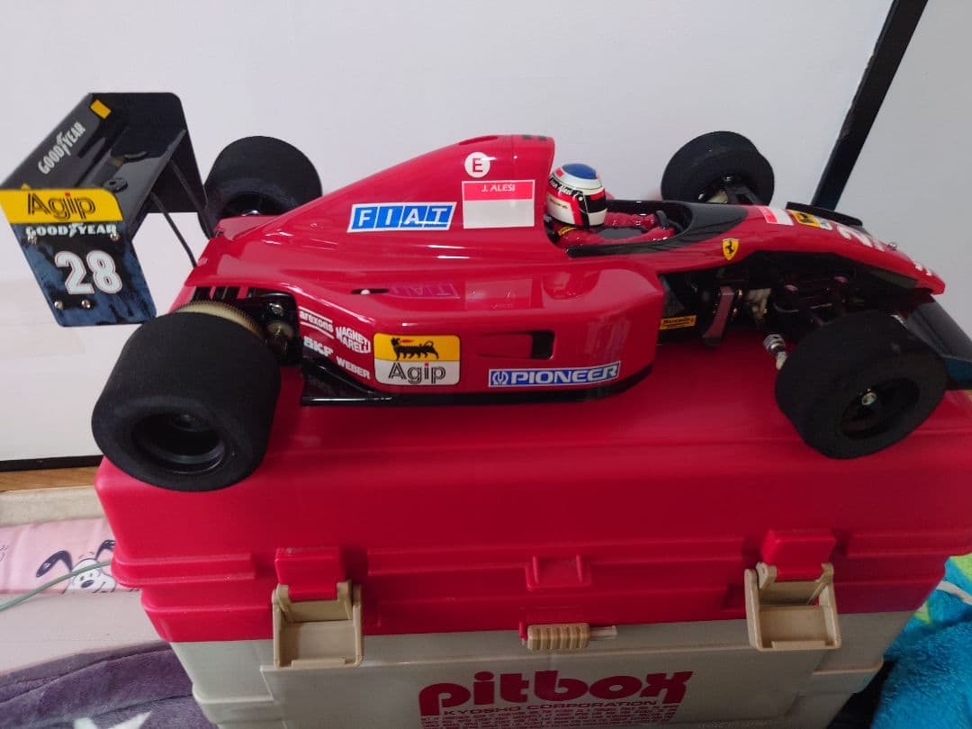 ＲＣフェラーリ Ｆ１８７＋京商PIT BOX(部品、タイヤ６セット)