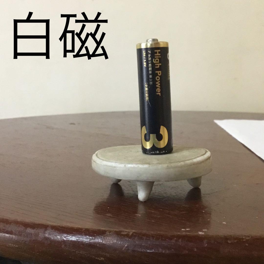 小さな飾り台　磁器
