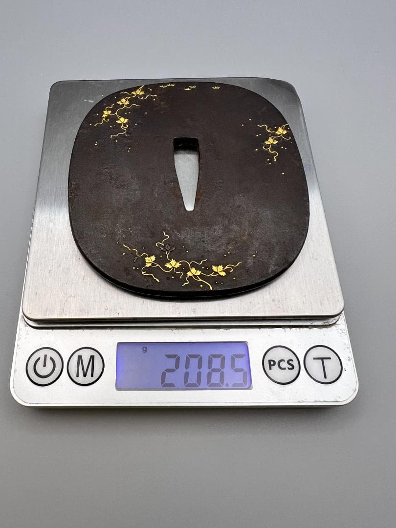 【海】江戸中期　大鉄鍔　唐草図　金銀象嵌　無銘　刀装具　重量約208g　専用箱付