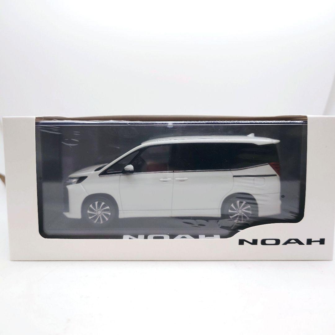 【新品未使用】トヨタ⭐︎カラーサンプルミニカー！⭐︎ノア⭐︎ホワイトパール