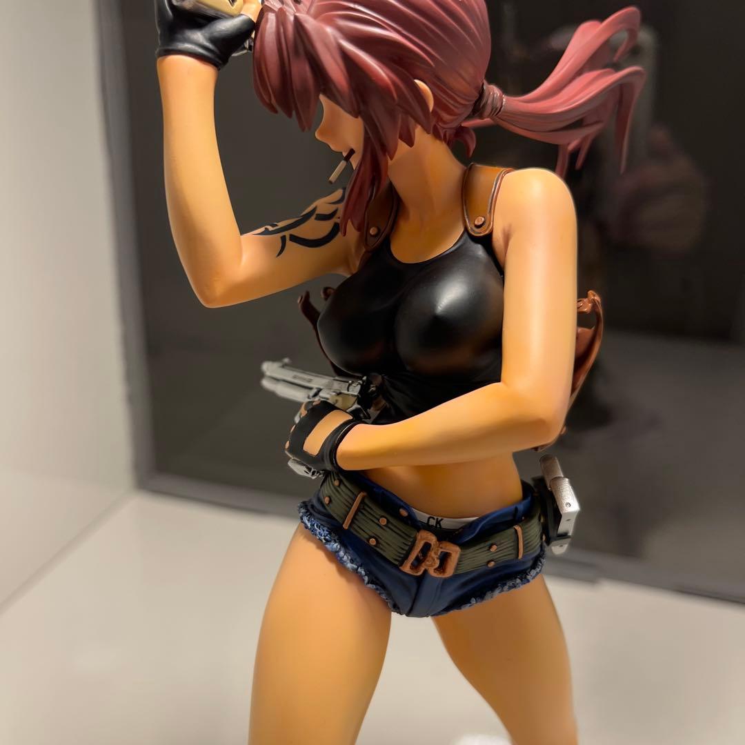 キャラグミン レヴィ ブラックラグーン 塗装完成品 アクリルケース付き