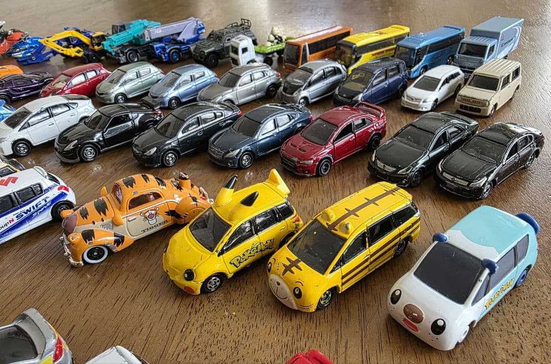 トミカまとめ売り　75台＋パーキングケース2ケース