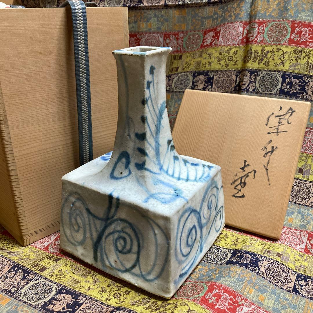 河本五郎　染付角壺　共箱　￼高17口3・3.7胴径9.5・10.6底11.4cm