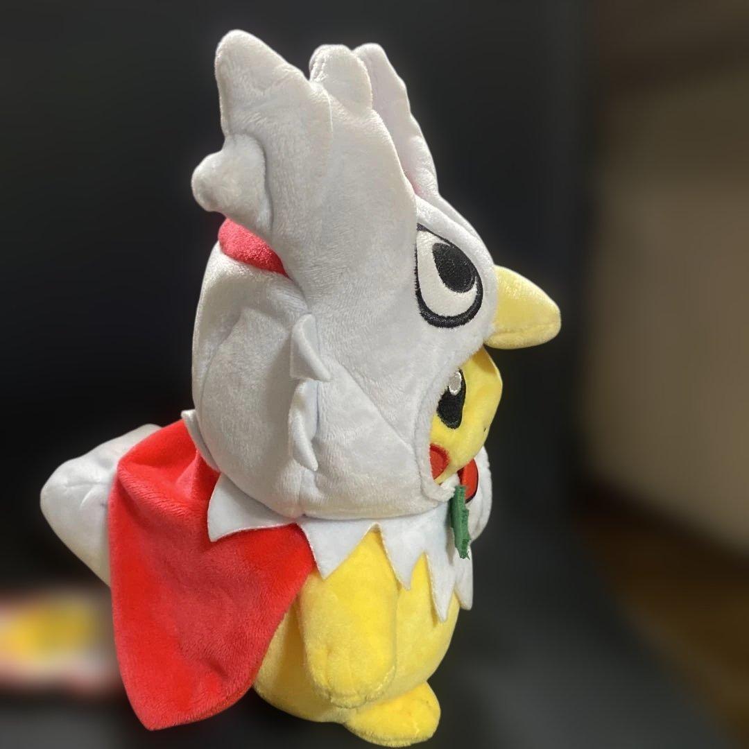 デリバードのポンチョを着たピカチュウ　ぬいぐるみ