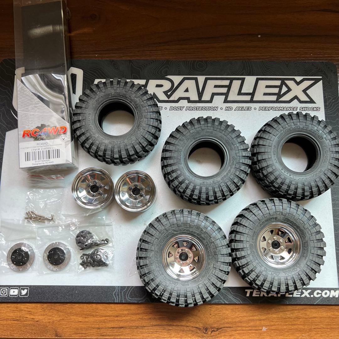 RC4WD 6LUG1.9クロームホイール、axial純正トレパドールタイヤ