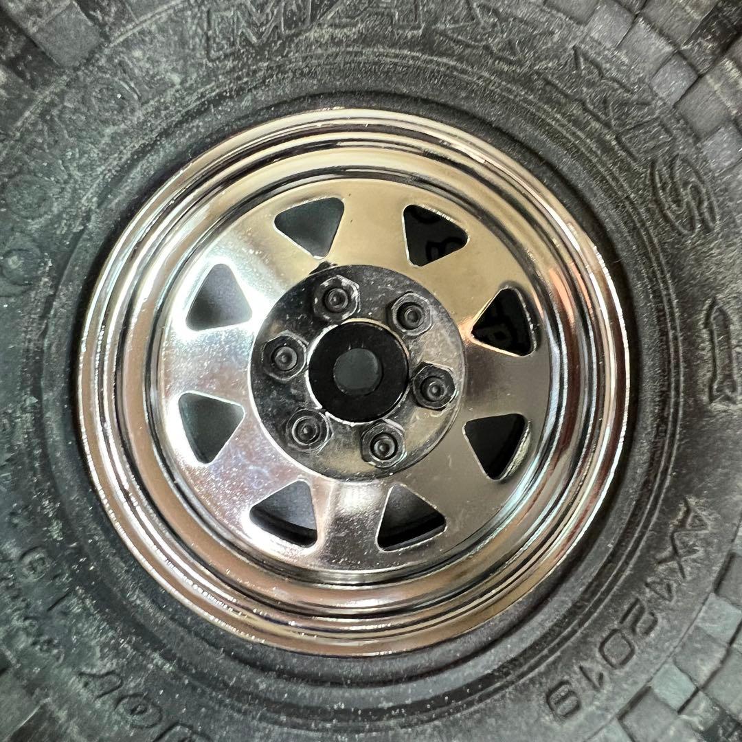RC4WD 6LUG1.9クロームホイール、axial純正トレパドールタイヤ
