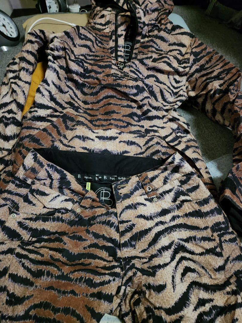 BURTON　トラ柄 スノーボードウェア セット