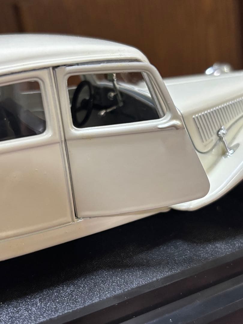 ブラーゴ社シトロエン15cv TAダイキャストメタルモデル　1/24 アイボリー