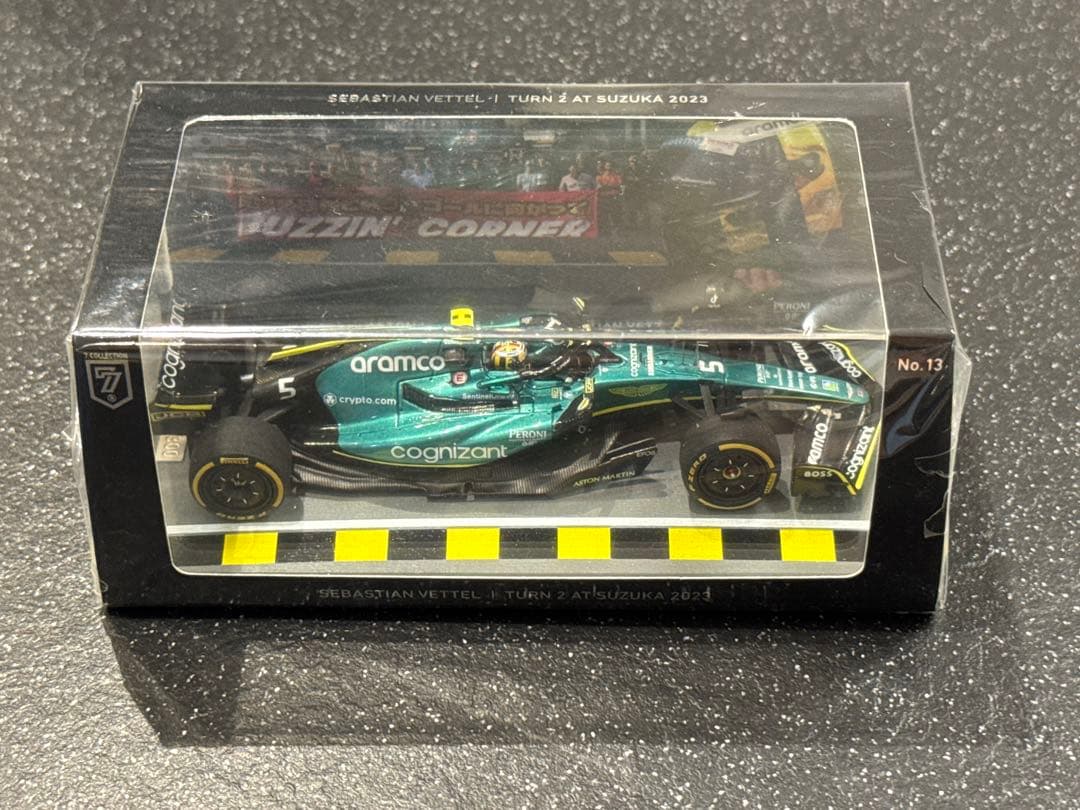 セバスチャン・ベッテル BUZZIN’ CORNERモデル 鈴鹿 AMR22
