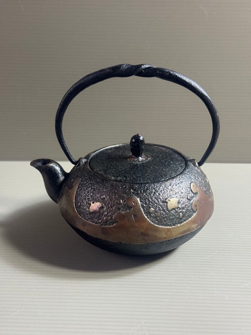 1557 照光堂作 希少砂鉄急須　南部鉄瓶＊波千鳥文　捻り提手 茶器　茶道具骨董