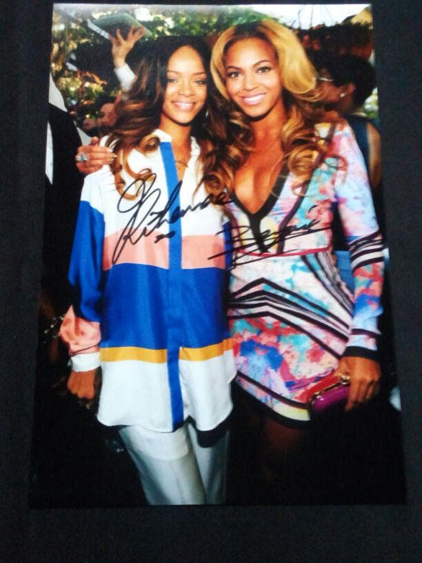 Beyonce-ビヨンセとリア―ナの直筆サイン入りのオリジナル・カラー写真