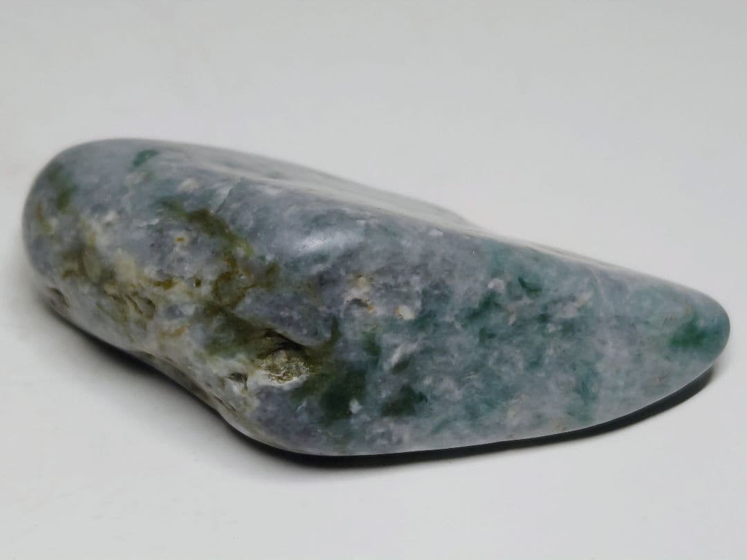 糸魚川156 翡翠 77g ヒスイ 原石 鑑賞石 自然石 誕生石 鉱物 鉱石