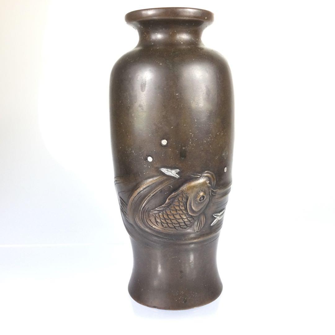 銅製 銀象嵌鯉文花瓶 黄直作 鯉高肉彫 花器 花生 重量1515g 時代物Mcナ