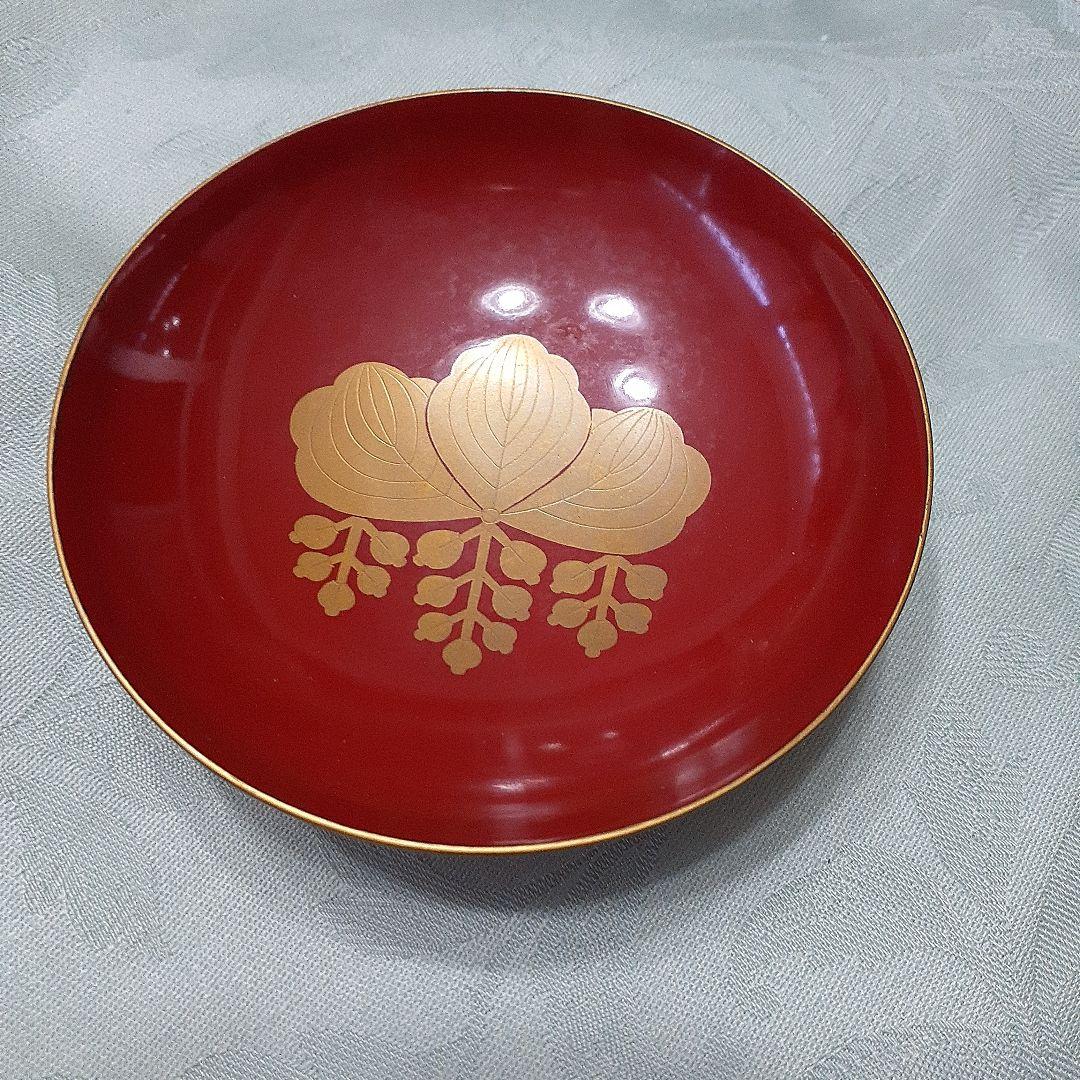 赤い漆器 杯　五三の桐
