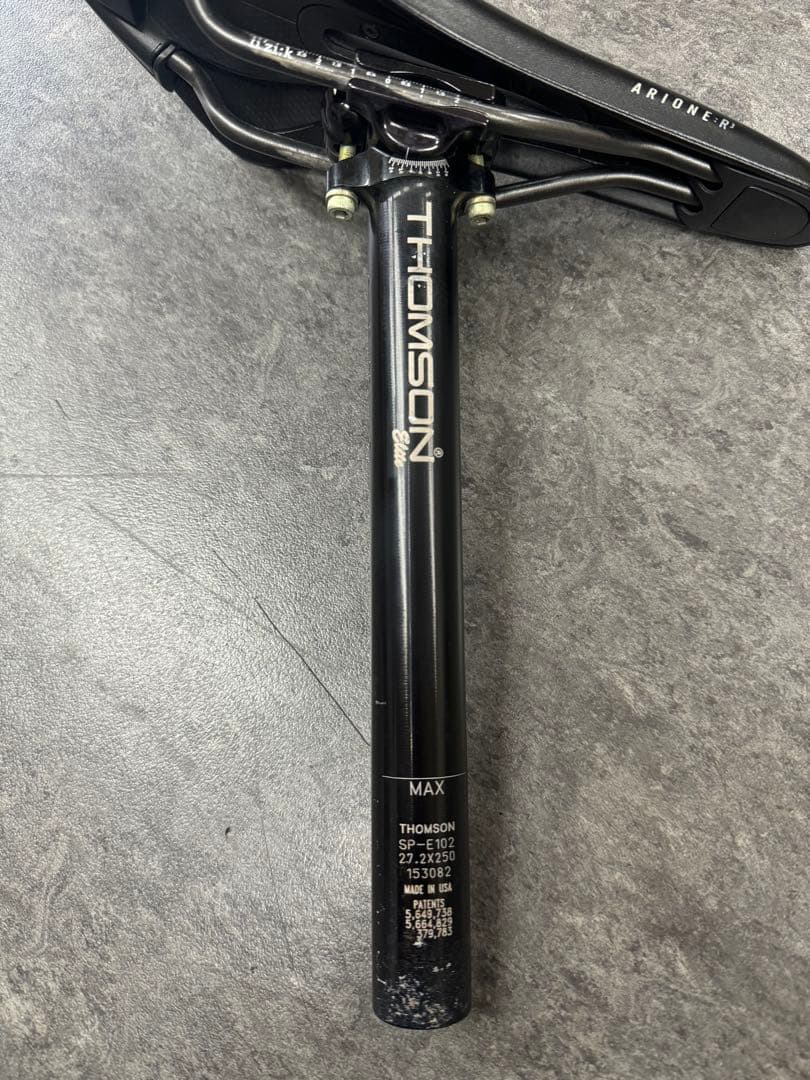 THOMSON Elite シートポストとfizik arione:R3サドル