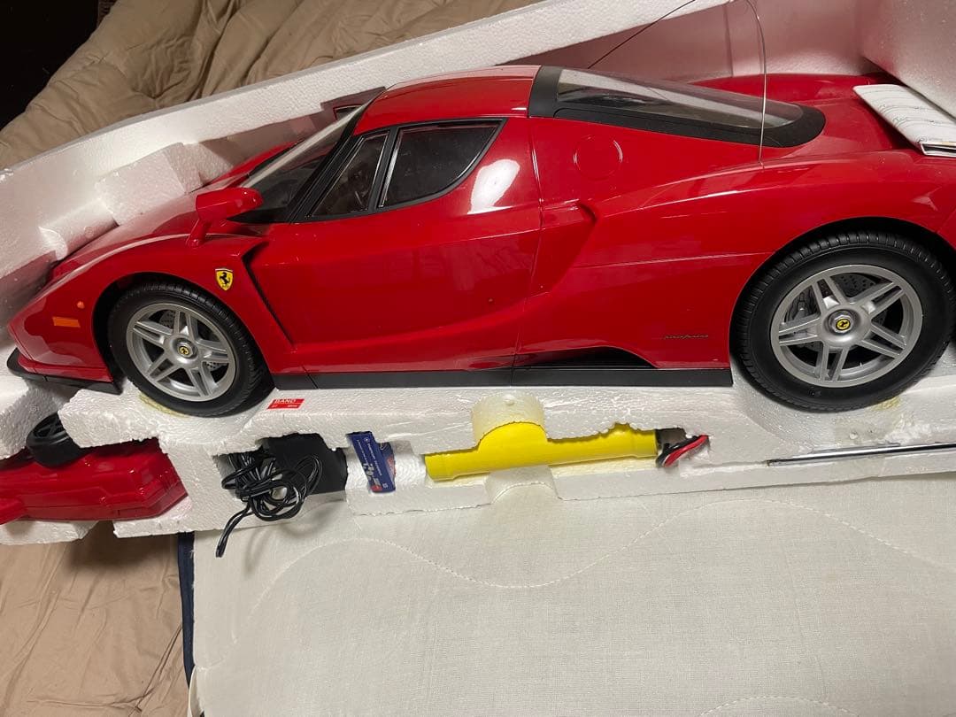 ヨッシーバロボア 　1/7スケールのFerrari Enzo 新品　動作確