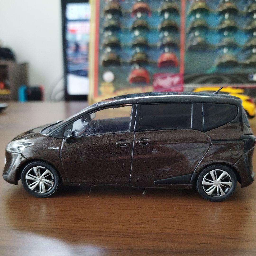 非売品トヨタ Sienta 1/30 ミニカー ブラウン