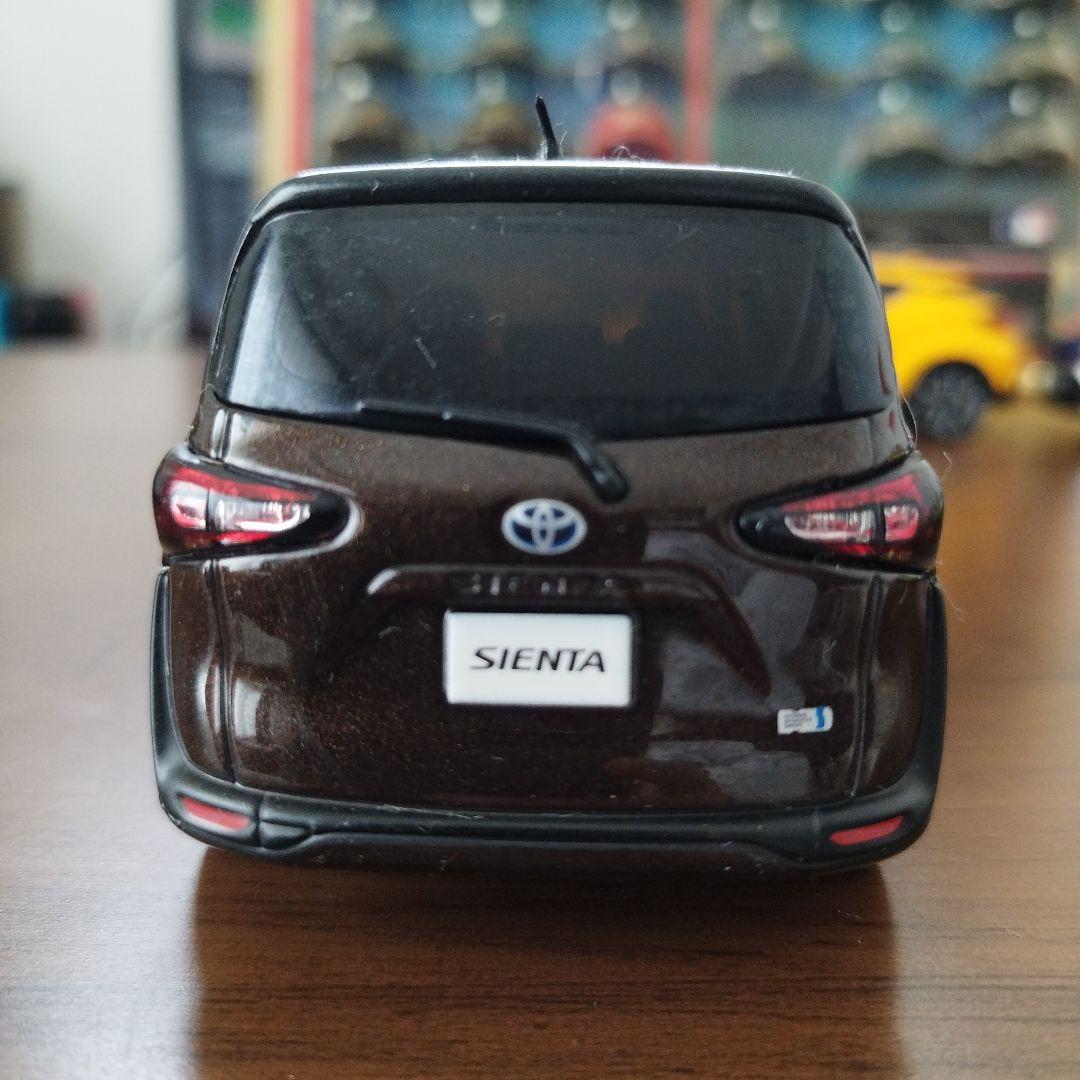 非売品トヨタ Sienta 1/30 ミニカー ブラウン