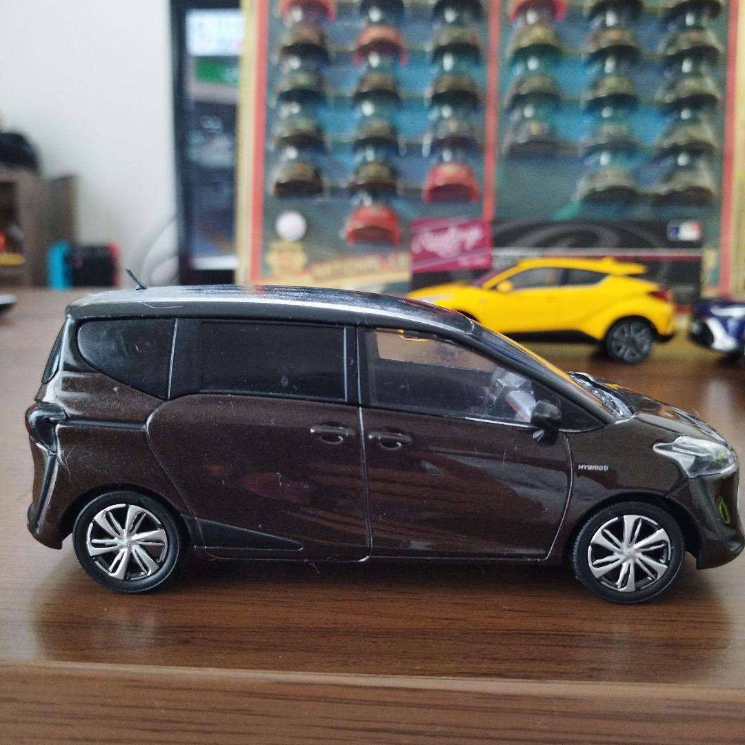 非売品トヨタ Sienta 1/30 ミニカー ブラウン