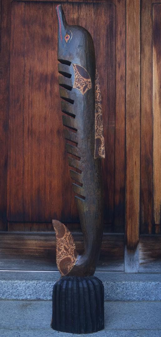民俗バリ島 職人作品木製一刀彫り大型『イルカ』オブジェ更紗装飾 高147.5cm