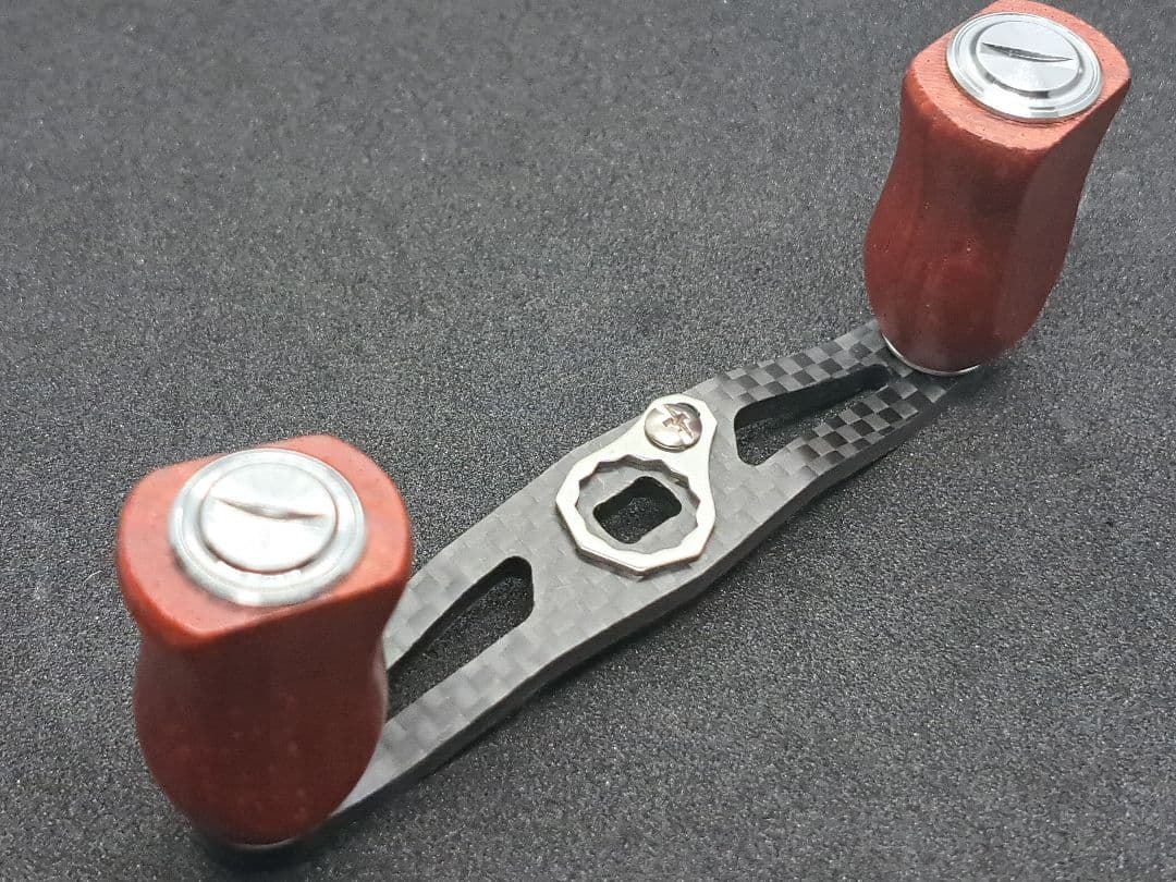 カーボンハンドルノブセット　ダイワ/シマノ対応　全長95mm軸間85mm