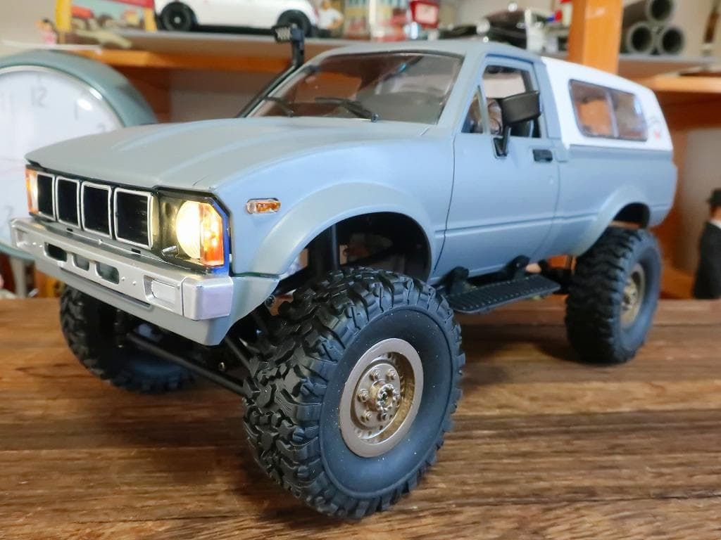 トヨタハイラックス クローラーラジコン VAN仕様 RTR フィギュア付