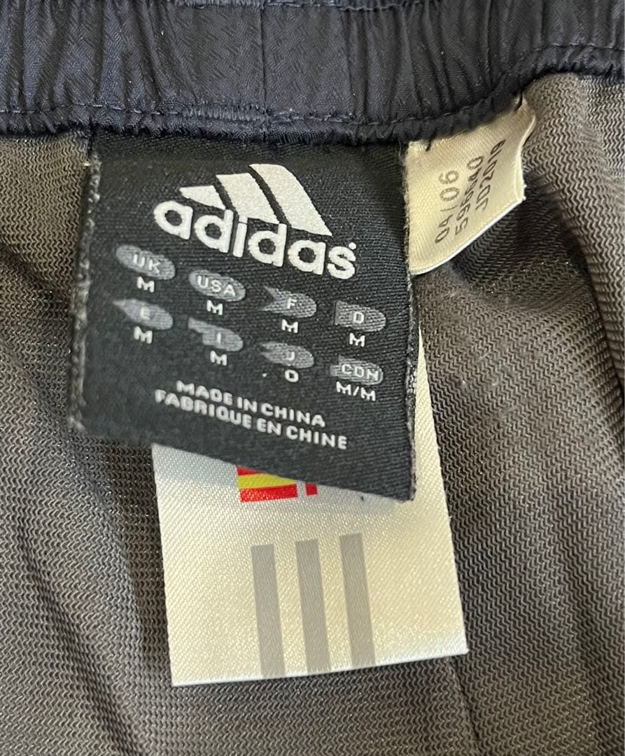 adidas 万国旗タグ　 パフォーマンスロゴライン ナイロンセットアップ